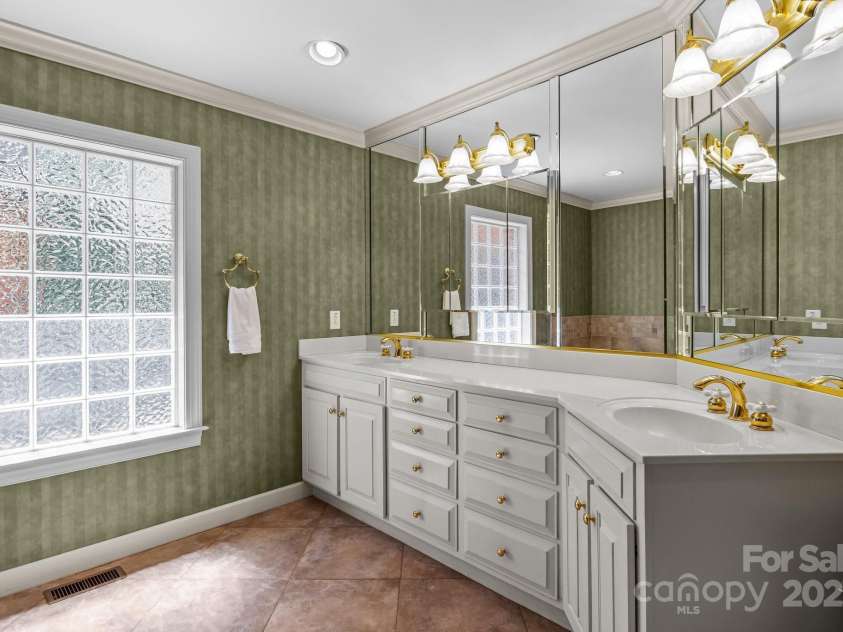 3209 Sedgefield Road, Statesville, NC 28625.  MLS# CAR4259926, YatesRealty ID 22531. Ensuite bath