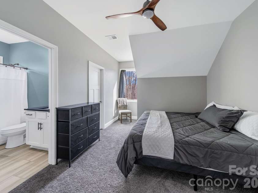 128 Laurel Ridge Drive, Statesville, NC 28677.  MLS# CAR4346436, YatesRealty ID 22532. Upstairs bedroom with ensuite bathroom.