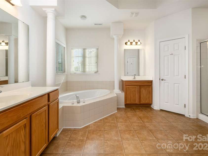 4201 Amber Leigh Way Drive, Charlotte, NC 28269.  MLS# CAR4267404, YatesRealty ID 22535. 