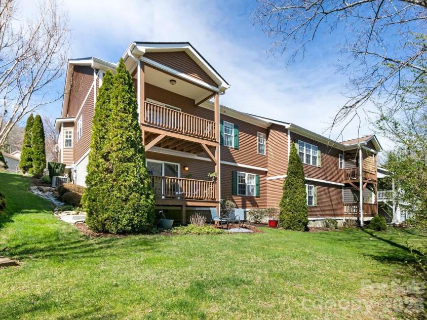 25 Old Pasture Way, Hendersonville, NC 28739.  MLS# CAR4360864, YatesRealty ID 22536. 