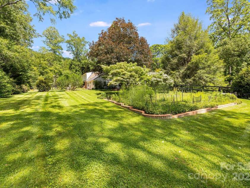 2 Honey Drive, Asheville, NC 28805.  MLS# CAR4268157, YatesRealty ID 22537. 