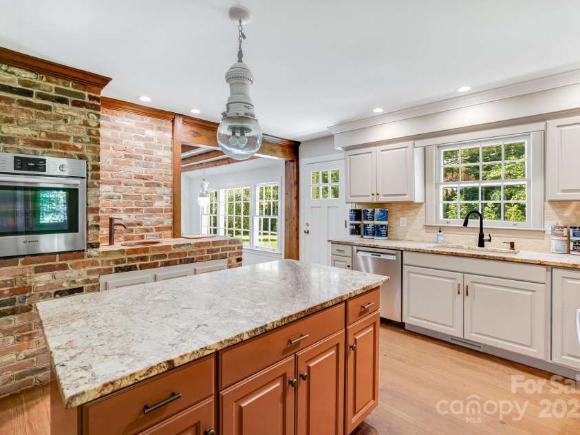 2 Honey Drive, Asheville, NC 28805.  MLS# CAR4268157, YatesRealty ID 22537. 