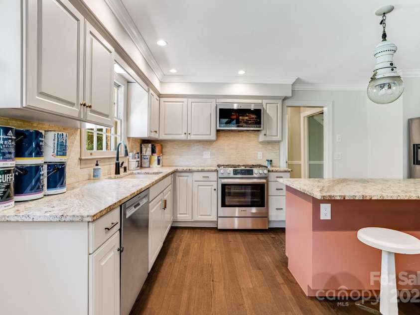 2 Honey Drive, Asheville, NC 28805.  MLS# CAR4268157, YatesRealty ID 22537. 