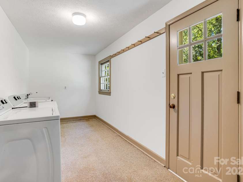 2 Honey Drive, Asheville, NC 28805.  MLS# CAR4268157, YatesRealty ID 22537. Laundry