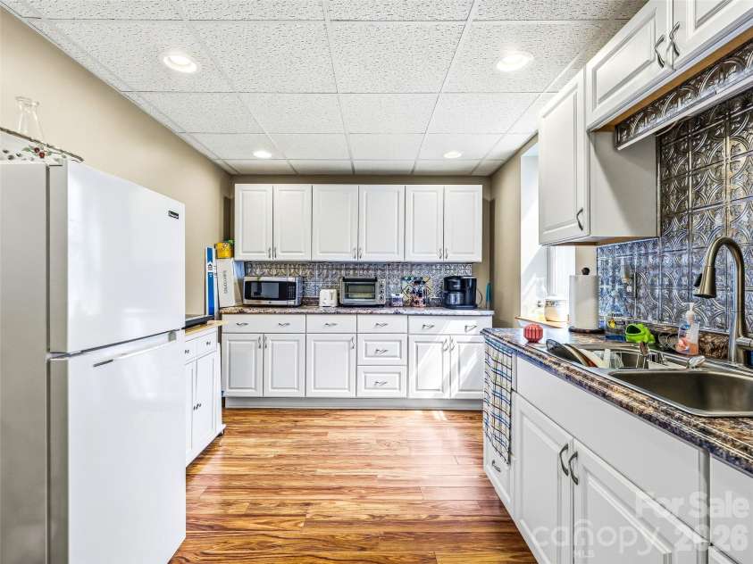 32 Franklin Farm Road, Fletcher, NC 28732.  MLS# CAR4366172, YatesRealty ID 22538. Guest suite kitchen.