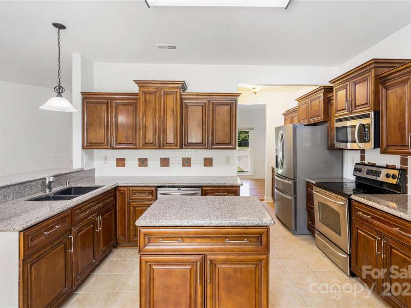 1581 Bluff Court, Rock Hill, SC 29732.  MLS# CAR4275254, YatesRealty ID 22541. 