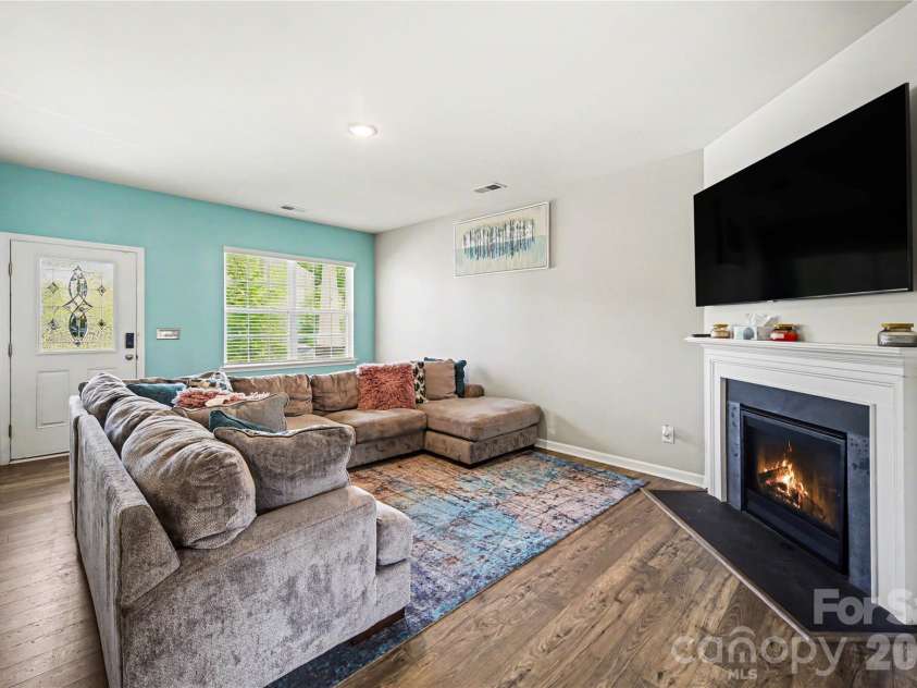 828 Larmore Avenue, Charlotte, NC 28216.  MLS# CAR4371254, YatesRealty ID 22541. 