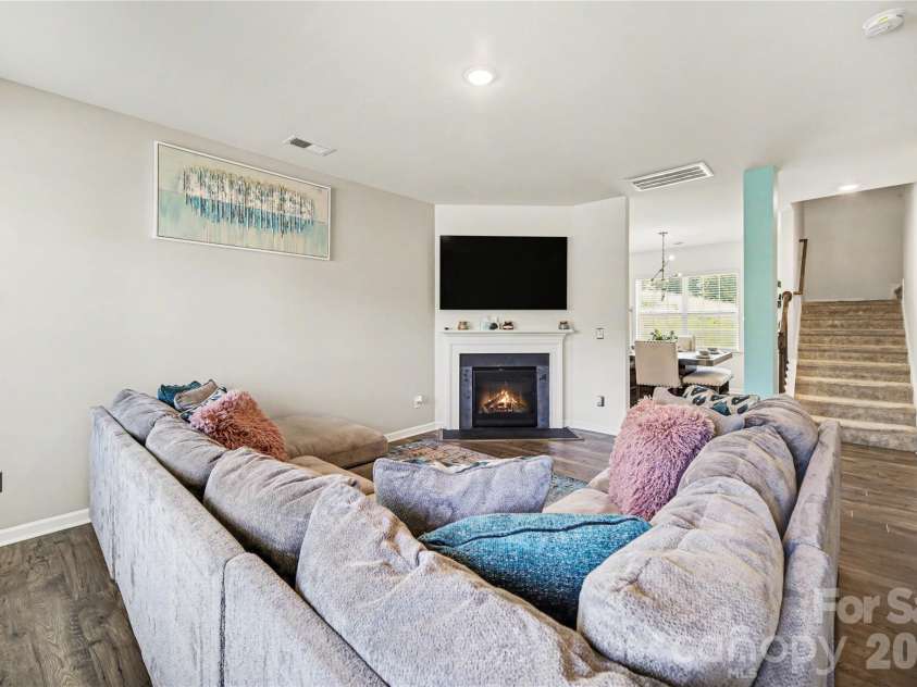 828 Larmore Avenue, Charlotte, NC 28216.  MLS# CAR4371254, YatesRealty ID 22541. 