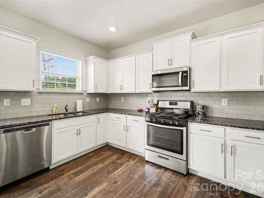828 Larmore Avenue, Charlotte, NC 28216.  MLS# CAR4371254, YatesRealty ID 22541. 