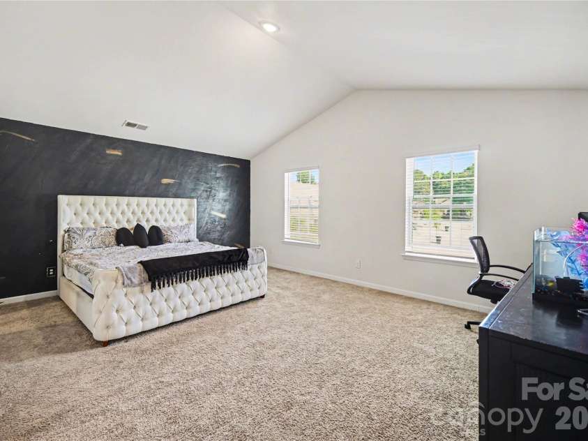 828 Larmore Avenue, Charlotte, NC 28216.  MLS# CAR4371254, YatesRealty ID 22541. 