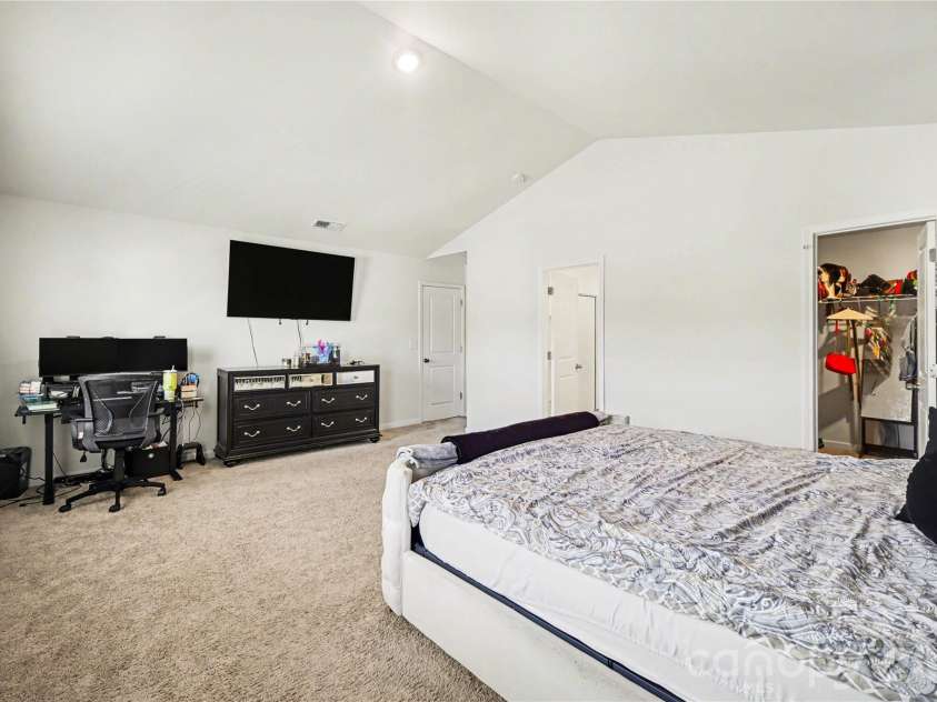 828 Larmore Avenue, Charlotte, NC 28216.  MLS# CAR4371254, YatesRealty ID 22541. 