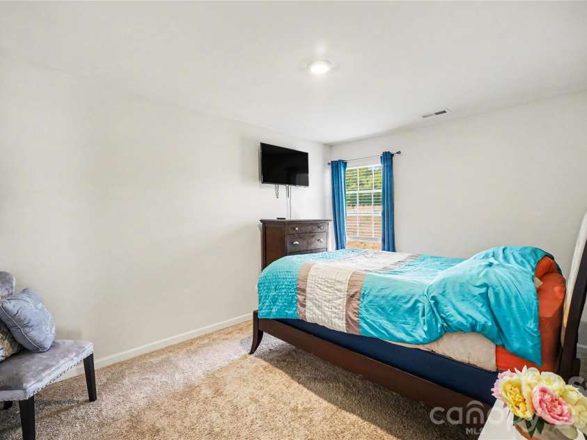 828 Larmore Avenue, Charlotte, NC 28216.  MLS# CAR4371254, YatesRealty ID 22541. 