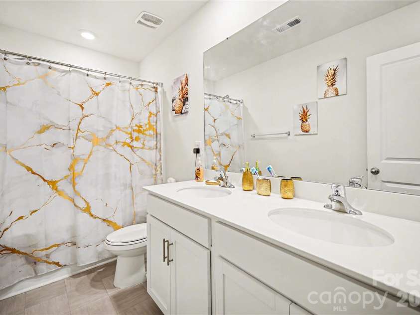828 Larmore Avenue, Charlotte, NC 28216.  MLS# CAR4371254, YatesRealty ID 22541. 