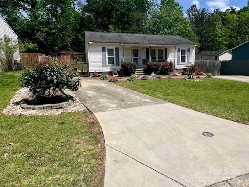 6000 Amberly Lane, Charlotte, NC 28213.  MLS# CAR4264398, YatesRealty ID 22542. 