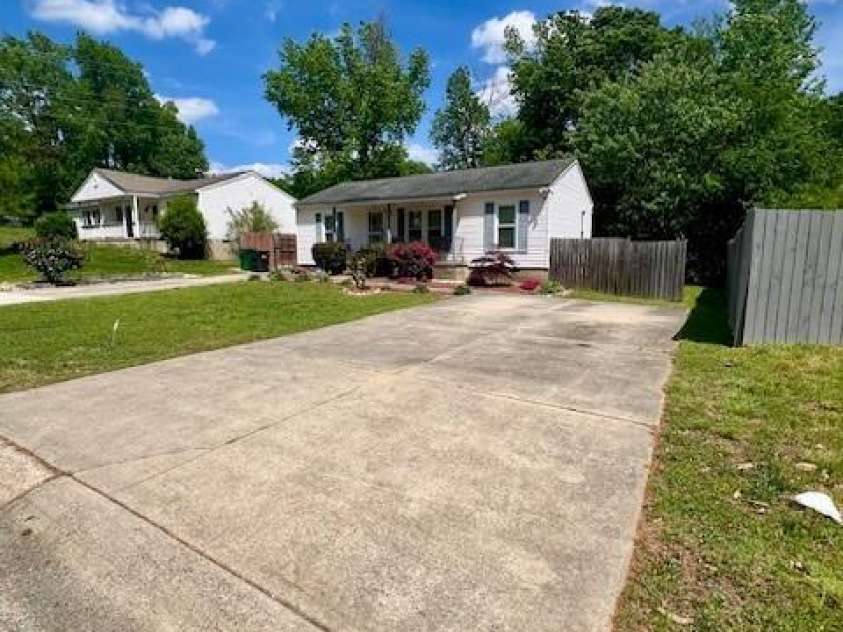 6000 Amberly Lane, Charlotte, NC 28213.  MLS# CAR4264398, YatesRealty ID 22542. 