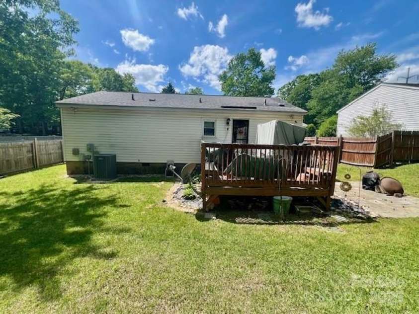 6000 Amberly Lane, Charlotte, NC 28213.  MLS# CAR4264398, YatesRealty ID 22542. 