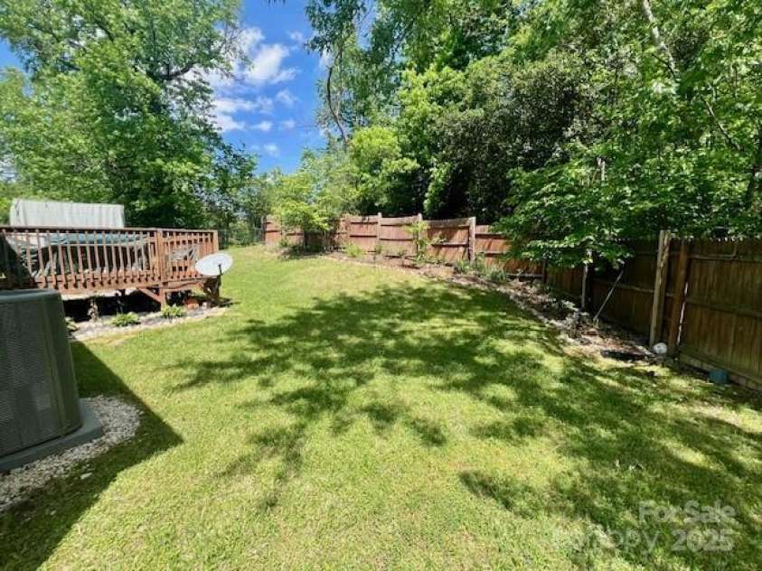 6000 Amberly Lane, Charlotte, NC 28213.  MLS# CAR4264398, YatesRealty ID 22542. 