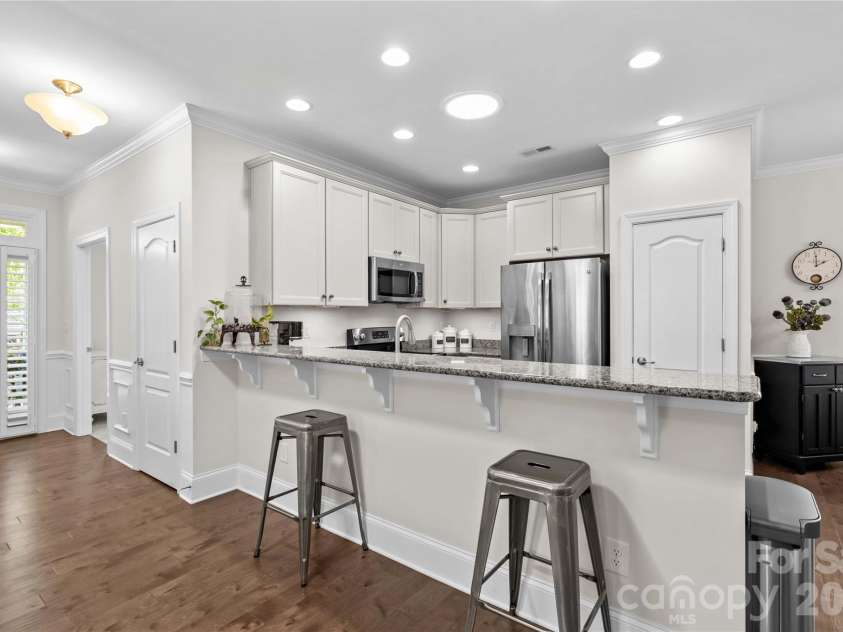 11516 Dublin Crescent Road, Cornelius, NC 28031.  MLS# CAR4369660, YatesRealty ID 22543. Beautiful kitchen includes stainless appliances, granite counters, under-cabinet lighting, pantry and breakfast bar.