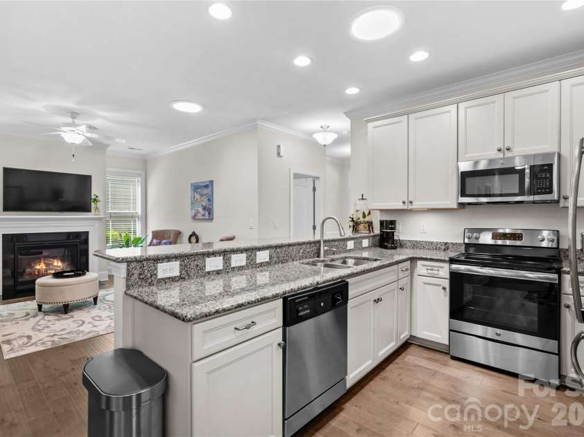 11516 Dublin Crescent Road, Cornelius, NC 28031.  MLS# CAR4369660, YatesRealty ID 22543. Functional floor plan has kitchen open to living room and dining area.