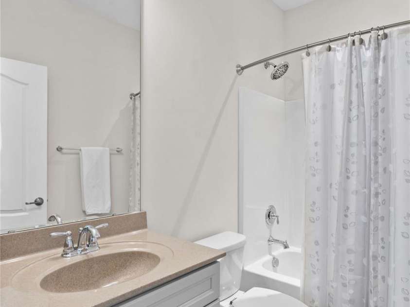 11516 Dublin Crescent Road, Cornelius, NC 28031.  MLS# CAR4369660, YatesRealty ID 22543. Hallway full bathroom