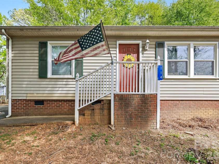 114 State Street, Lincolnton, NC 28092.  MLS# CAR4372154, YatesRealty ID 22544. 
