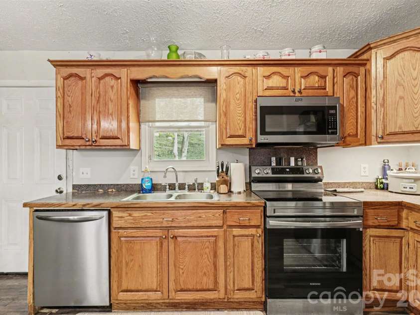 114 State Street, Lincolnton, NC 28092.  MLS# CAR4372154, YatesRealty ID 22544. 