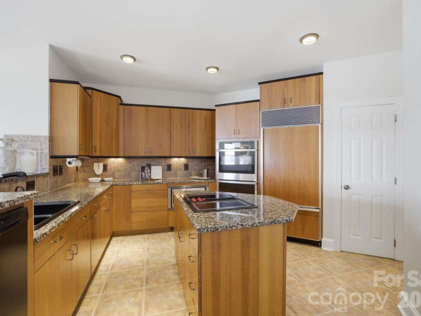 144 Mariner Pointe Lane, Mooresville, NC 28117.  MLS# CAR4336231, YatesRealty ID 22545. Kitchen.