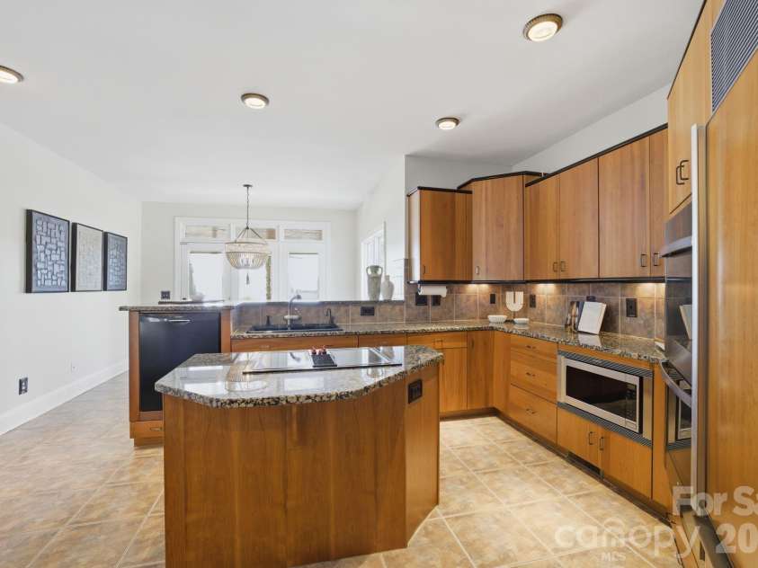 144 Mariner Pointe Lane, Mooresville, NC 28117.  MLS# CAR4336231, YatesRealty ID 22545. Kitchen.