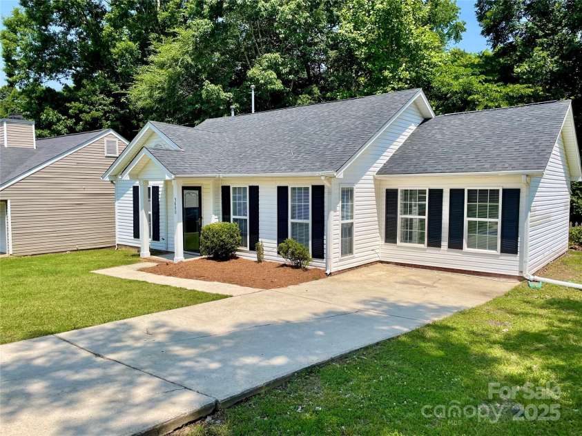 5800 Silver Eagle Drive, Charlotte, NC 28214.  MLS# CAR4267144, YatesRealty ID 22548. 