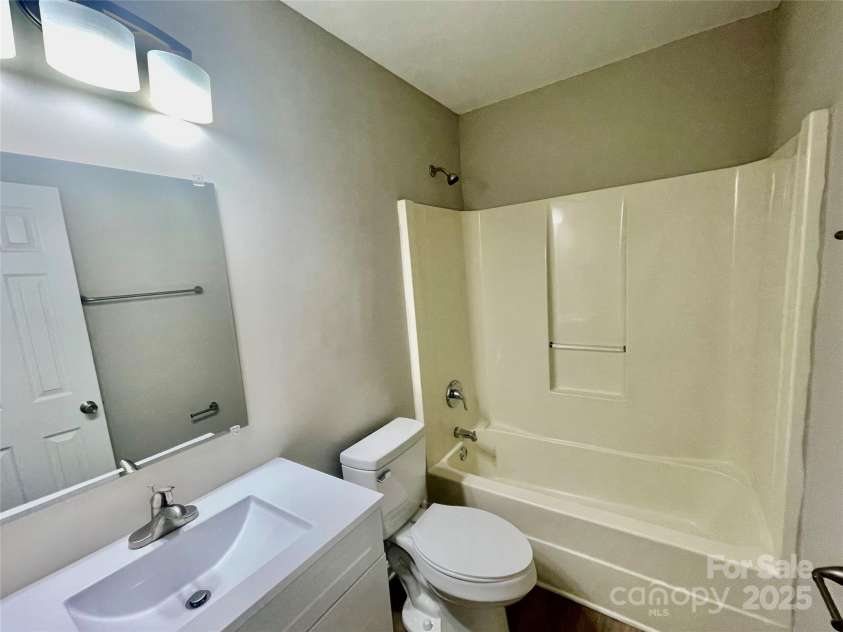 5800 Silver Eagle Drive, Charlotte, NC 28214.  MLS# CAR4267144, YatesRealty ID 22548. Hall Full Bath