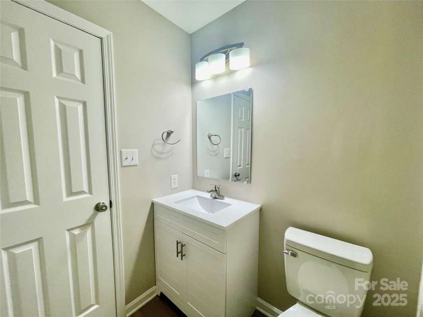 5800 Silver Eagle Drive, Charlotte, NC 28214.  MLS# CAR4267144, YatesRealty ID 22548. Hall Full Bath