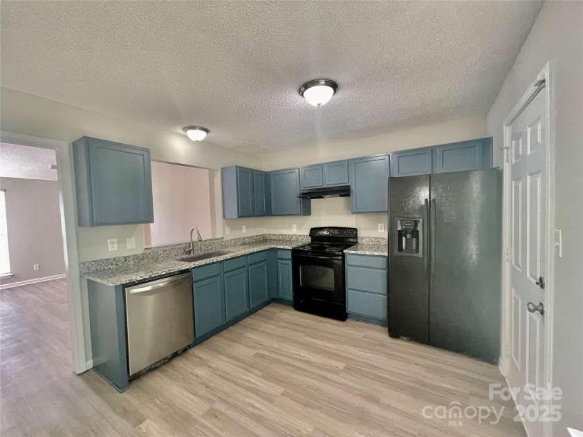 5800 Silver Eagle Drive, Charlotte, NC 28214.  MLS# CAR4267144, YatesRealty ID 22548. Kitchen