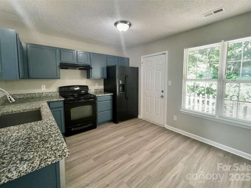 5800 Silver Eagle Drive, Charlotte, NC 28214.  MLS# CAR4267144, YatesRealty ID 22548. Kitchen