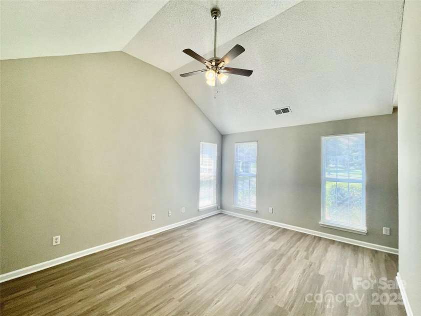 5800 Silver Eagle Drive, Charlotte, NC 28214.  MLS# CAR4267144, YatesRealty ID 22548. Living Room
