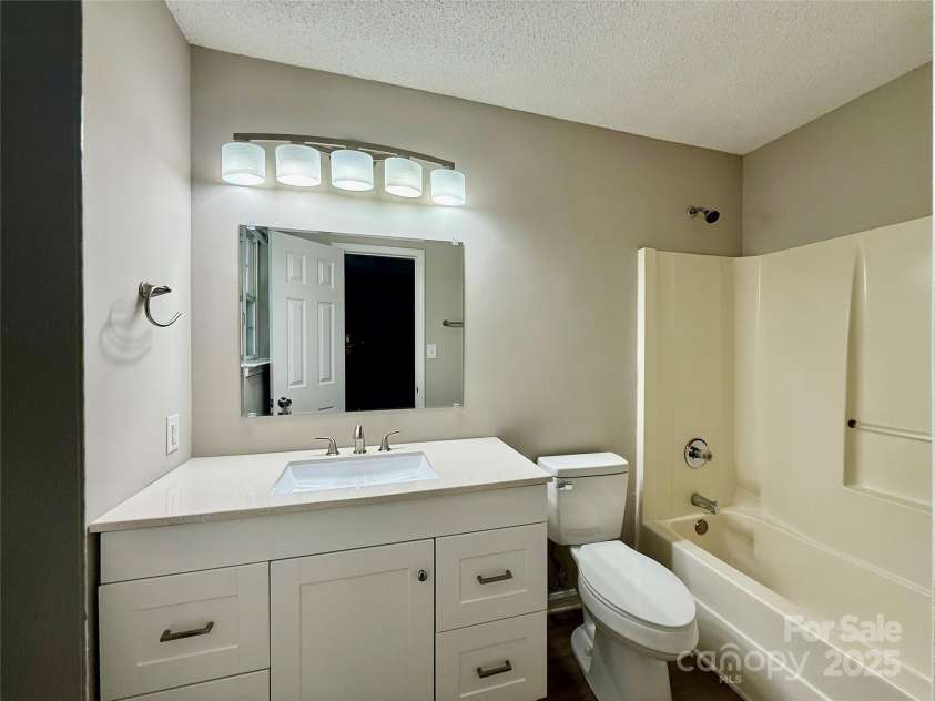 5800 Silver Eagle Drive, Charlotte, NC 28214.  MLS# CAR4267144, YatesRealty ID 22548. Primary Bath