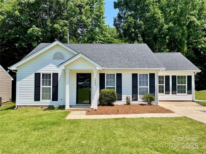 5800 Silver Eagle Drive, Charlotte, NC 28214.  MLS# CAR4267144, YatesRealty ID 22548. Welcome to 5800 Silver Eagle Drive