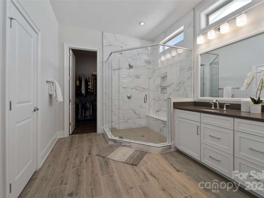 82112 Standing Oak Drive, Charlotte, NC 28278.  MLS# CAR4211190, YatesRealty ID 22549. 