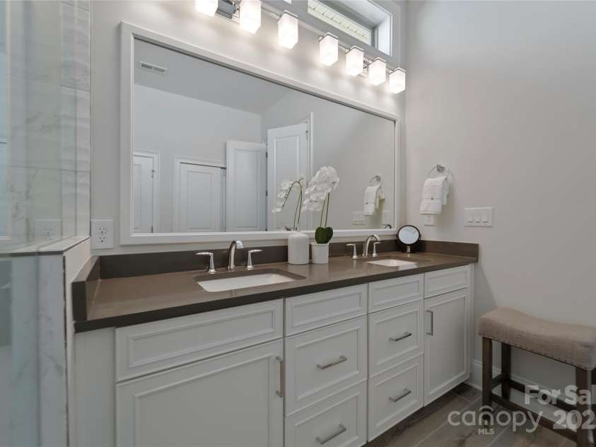 82112 Standing Oak Drive, Charlotte, NC 28278.  MLS# CAR4211190, YatesRealty ID 22549. 