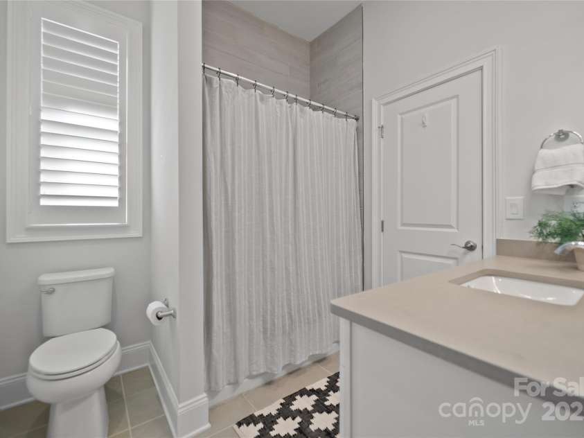 82112 Standing Oak Drive, Charlotte, NC 28278.  MLS# CAR4211190, YatesRealty ID 22549. 