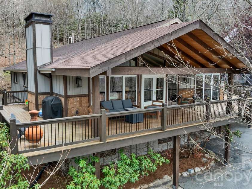 202 Tamarack Road, Beech Mountain, NC 28604.  MLS# CAR4371632, YatesRealty ID 22550. 