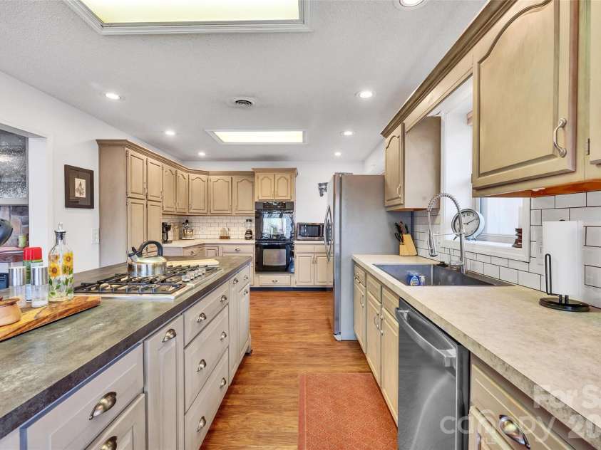 202 Tamarack Road, Beech Mountain, NC 28604.  MLS# CAR4371632, YatesRealty ID 22550. 