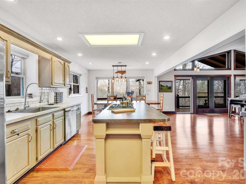 202 Tamarack Road, Beech Mountain, NC 28604.  MLS# CAR4371632, YatesRealty ID 22550. 