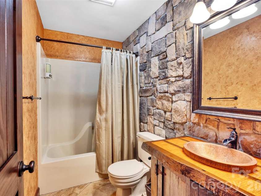 202 Tamarack Road, Beech Mountain, NC 28604.  MLS# CAR4371632, YatesRealty ID 22550. 