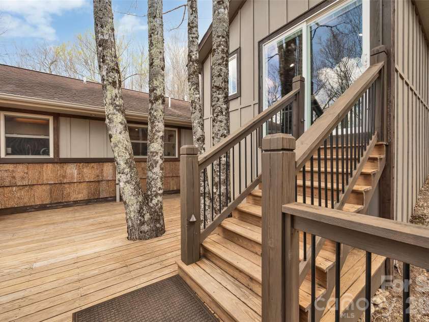 202 Tamarack Road, Beech Mountain, NC 28604.  MLS# CAR4371632, YatesRealty ID 22550. Hot room
