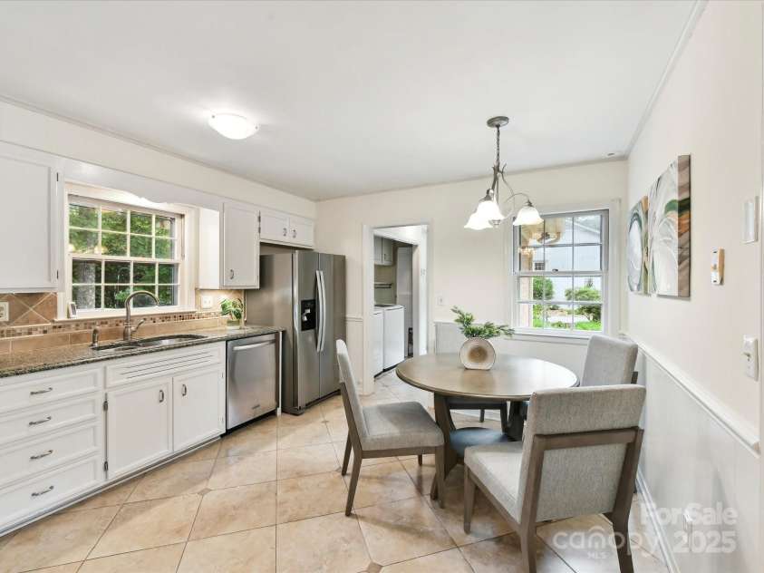 1049 Regency Drive, Charlotte, NC 28211.  MLS# CAR4260383, YatesRealty ID 22554. Eat in kitchen