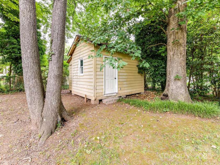 1049 Regency Drive, Charlotte, NC 28211.  MLS# CAR4260383, YatesRealty ID 22554. Storage shed