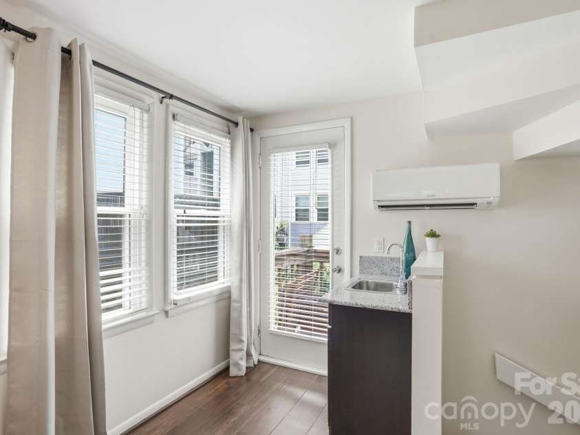 721 Poplar Street, Charlotte, NC 28202.  MLS# CAR4399856, YatesRealty ID 22555. 