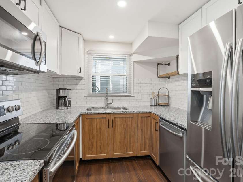 721 Poplar Street, Charlotte, NC 28202.  MLS# CAR4399856, YatesRealty ID 22555. 