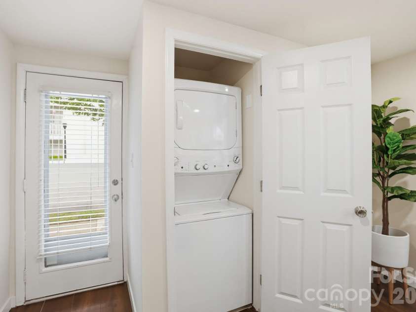 721 Poplar Street, Charlotte, NC 28202.  MLS# CAR4399856, YatesRealty ID 22555. 