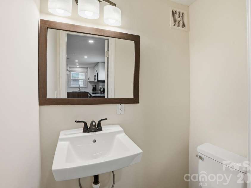 721 Poplar Street, Charlotte, NC 28202.  MLS# CAR4399856, YatesRealty ID 22555. 